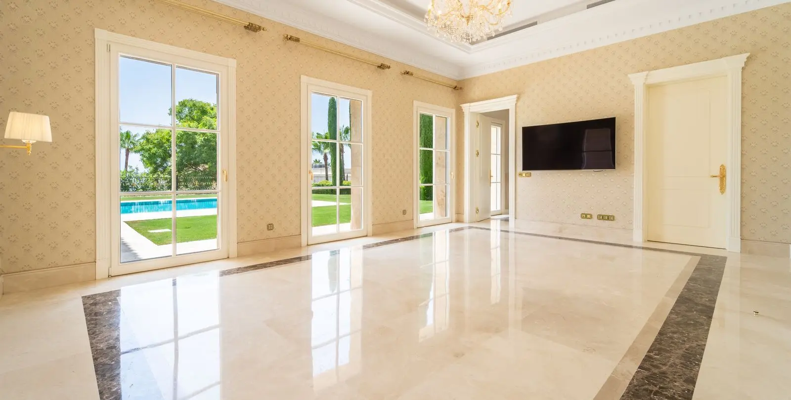 Sale of detached villa in Sierra Blanca 12