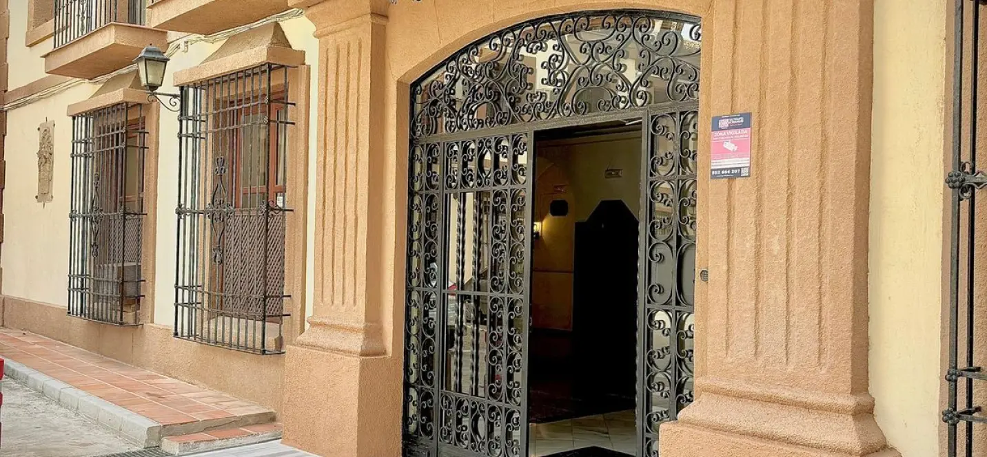 Venta de apartamento en planta media en Calahonda 4