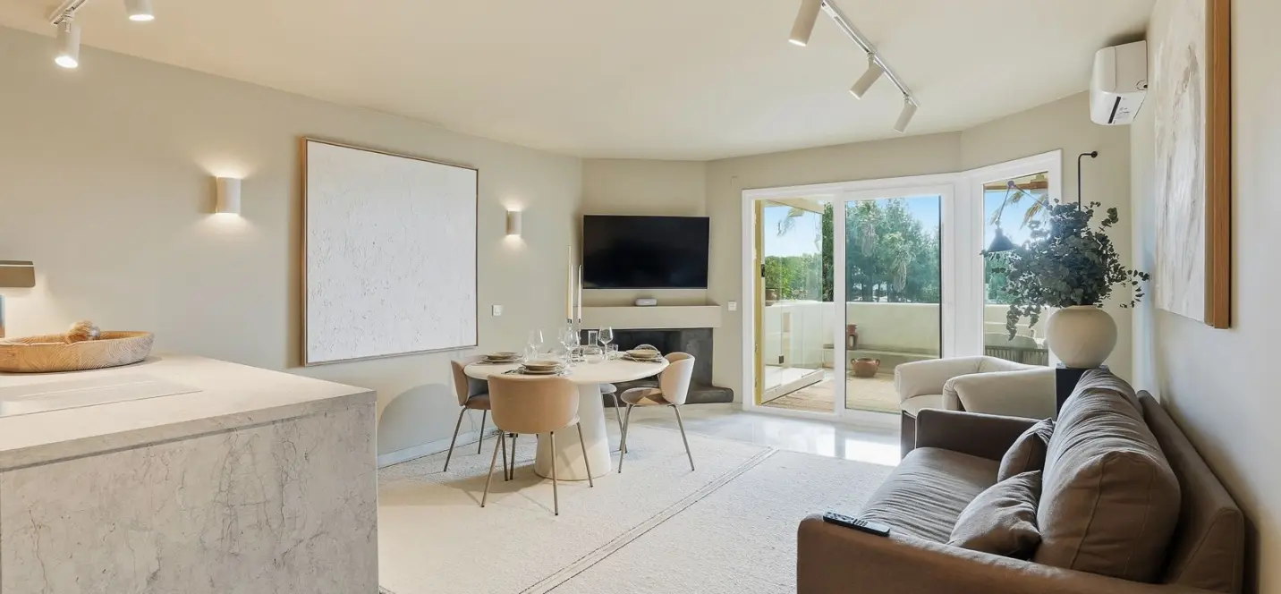 Venta de apartamento en planta media en Calahonda 1