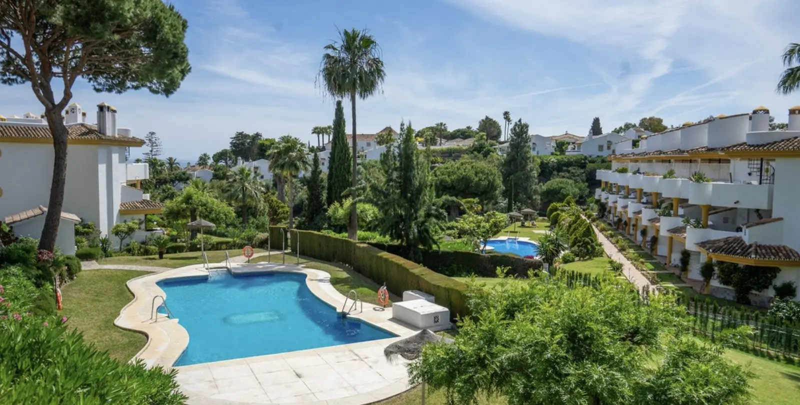 Venta de apartamento en planta media en Calahonda 40