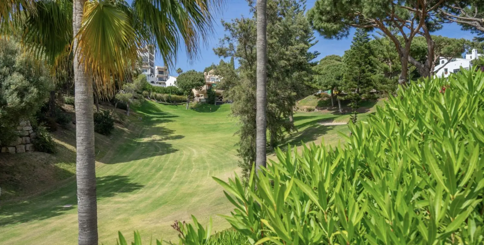 Venta de apartamento en planta media en Calahonda 41