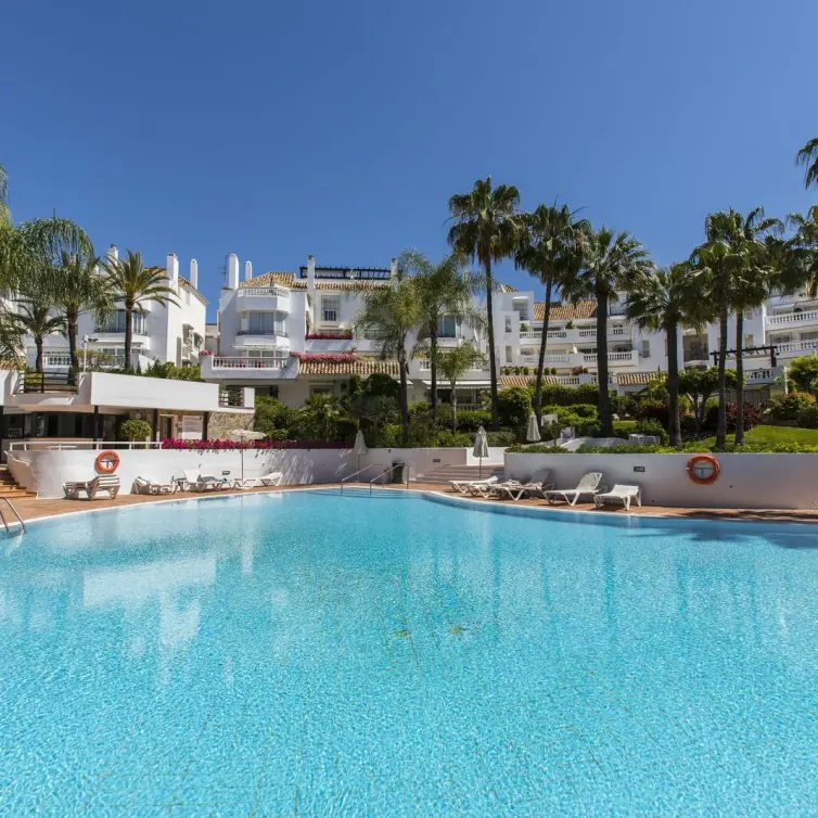 Venta de apartamento en planta media en Elviria