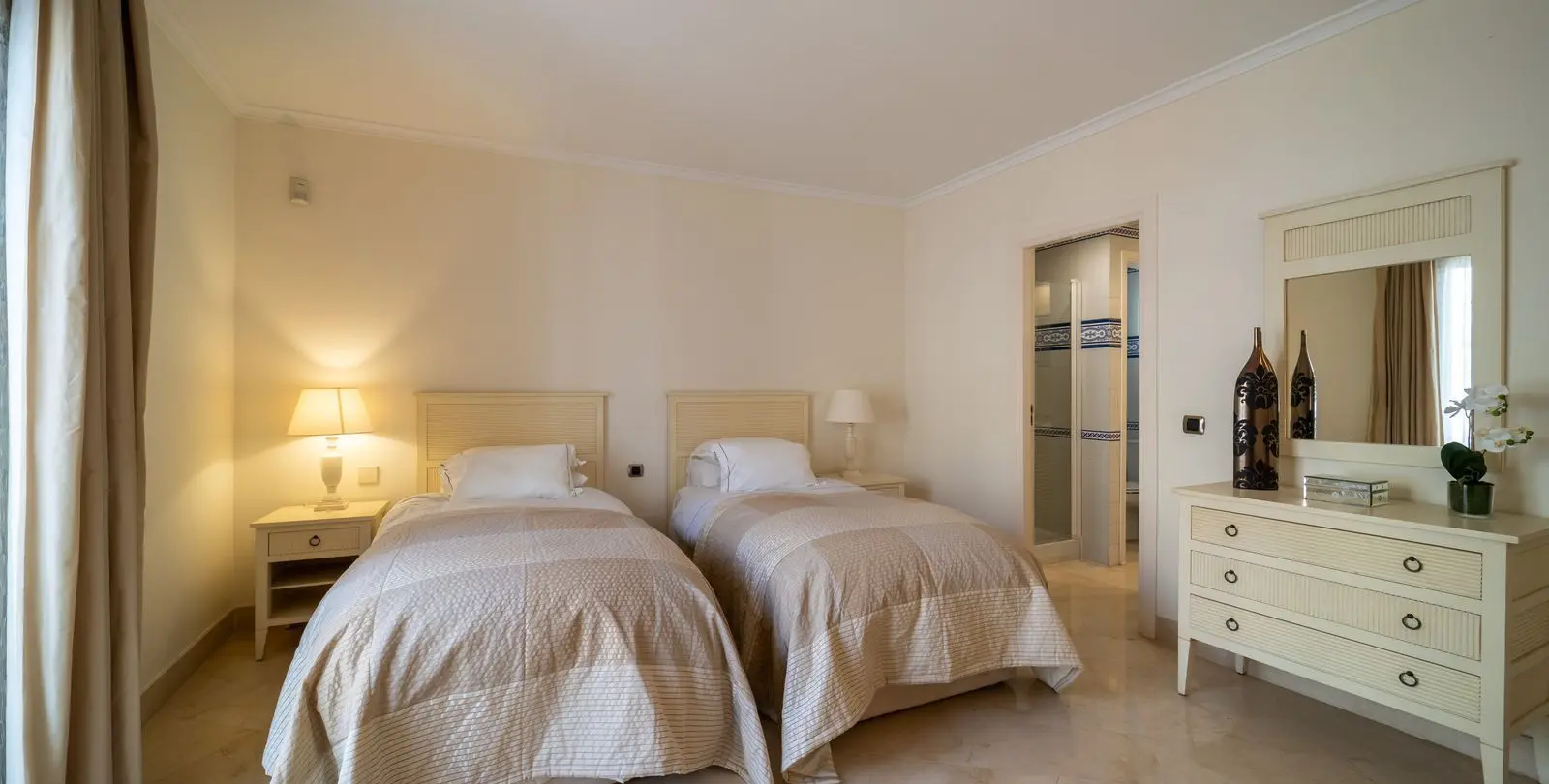 Venta de apartamento en planta media en Elviria 12