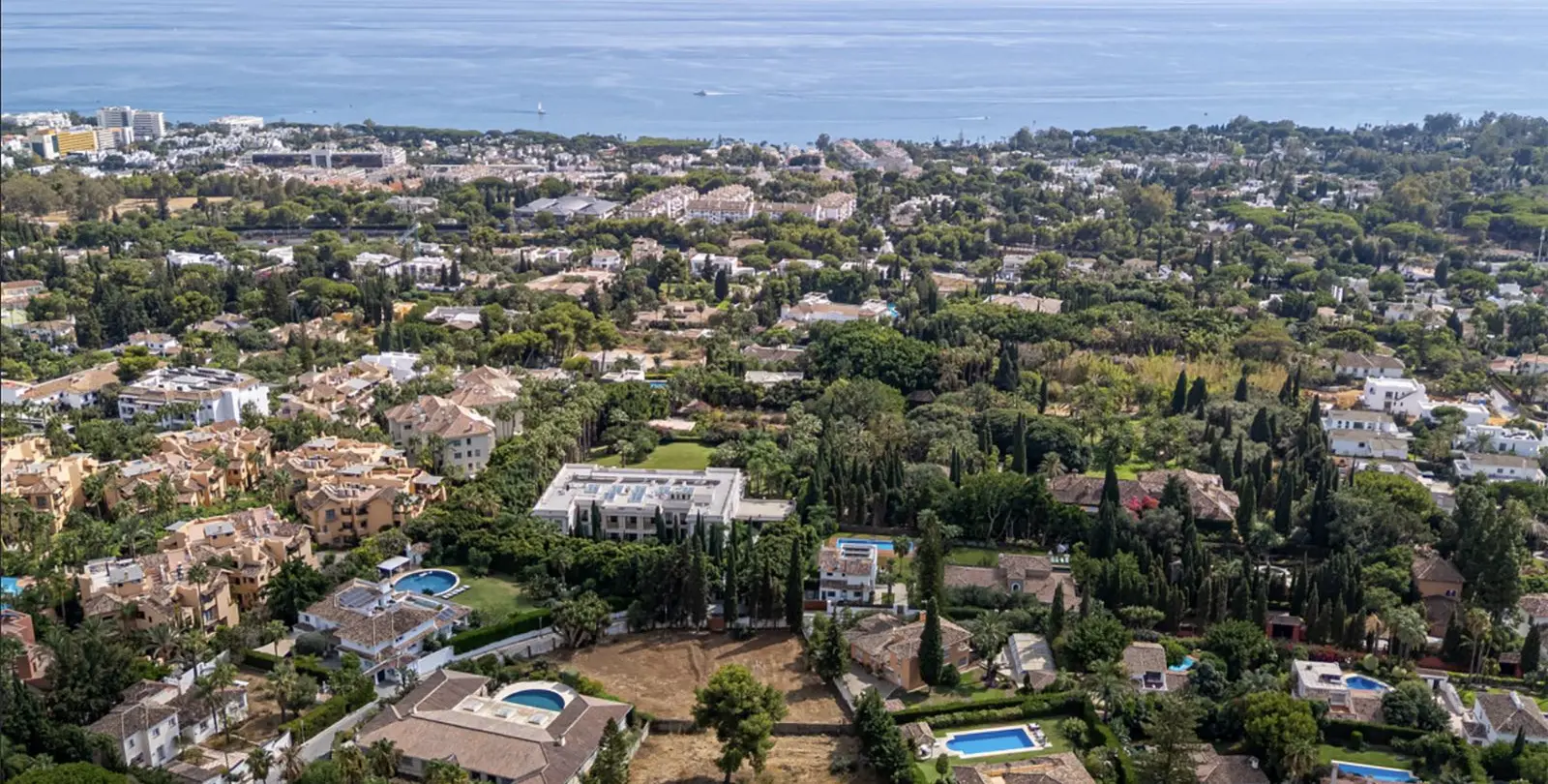 Venta de parcela residencial en Nagüeles 4
