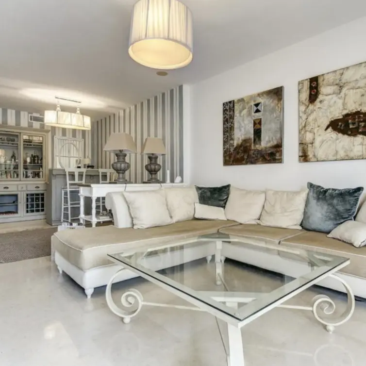 Alquiler a largo plazo de apartamento en planta media en Benahavís
