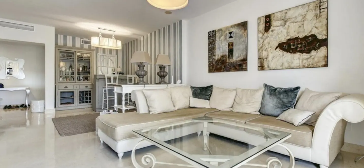 Alquiler a largo plazo de apartamento en planta media en Benahavís 0
