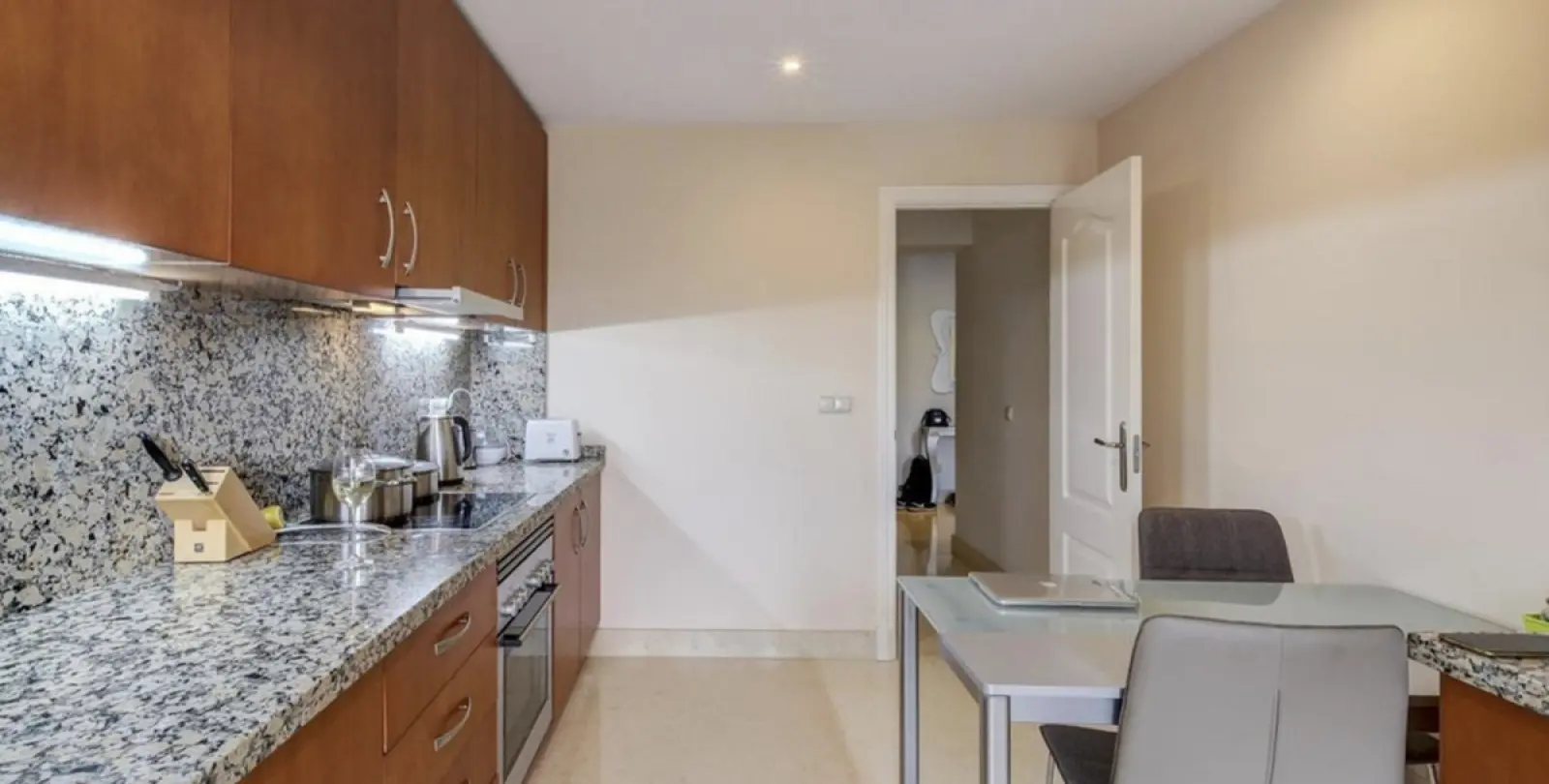 Alquiler a largo plazo de apartamento en planta media en Benahavís 3