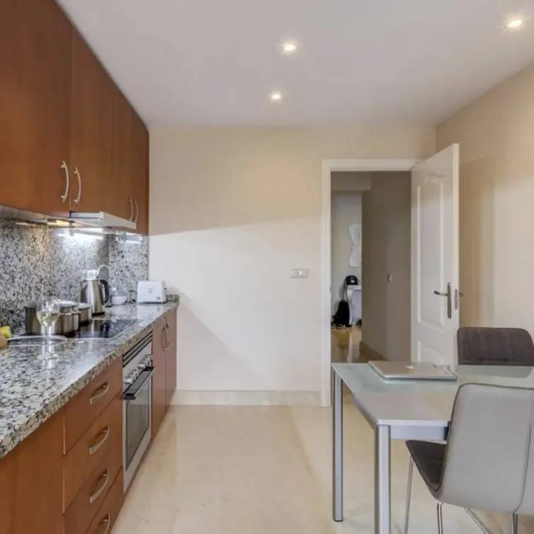 Alquiler a largo plazo de apartamento en planta media en Benahavís