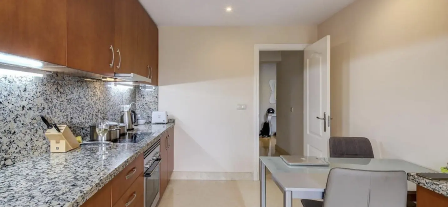 Alquiler a largo plazo de apartamento en planta media en Benahavís 3