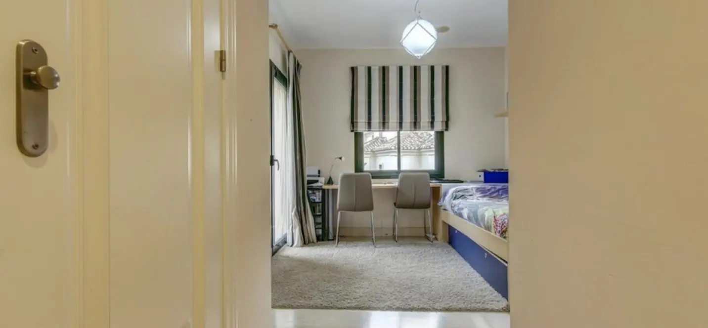 Alquiler a largo plazo de apartamento en planta media en Benahavís 4