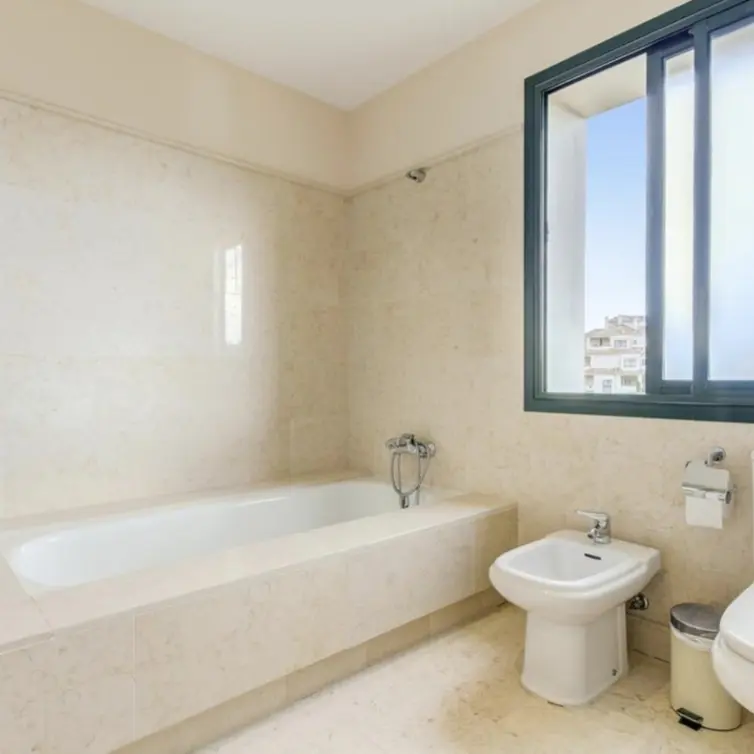 Alquiler a largo plazo de apartamento en planta media en Benahavís