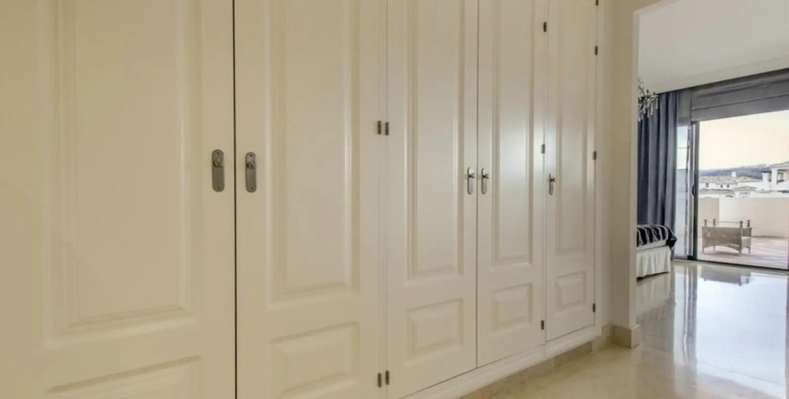 Alquiler a largo plazo de apartamento en planta media en Benahavís 8