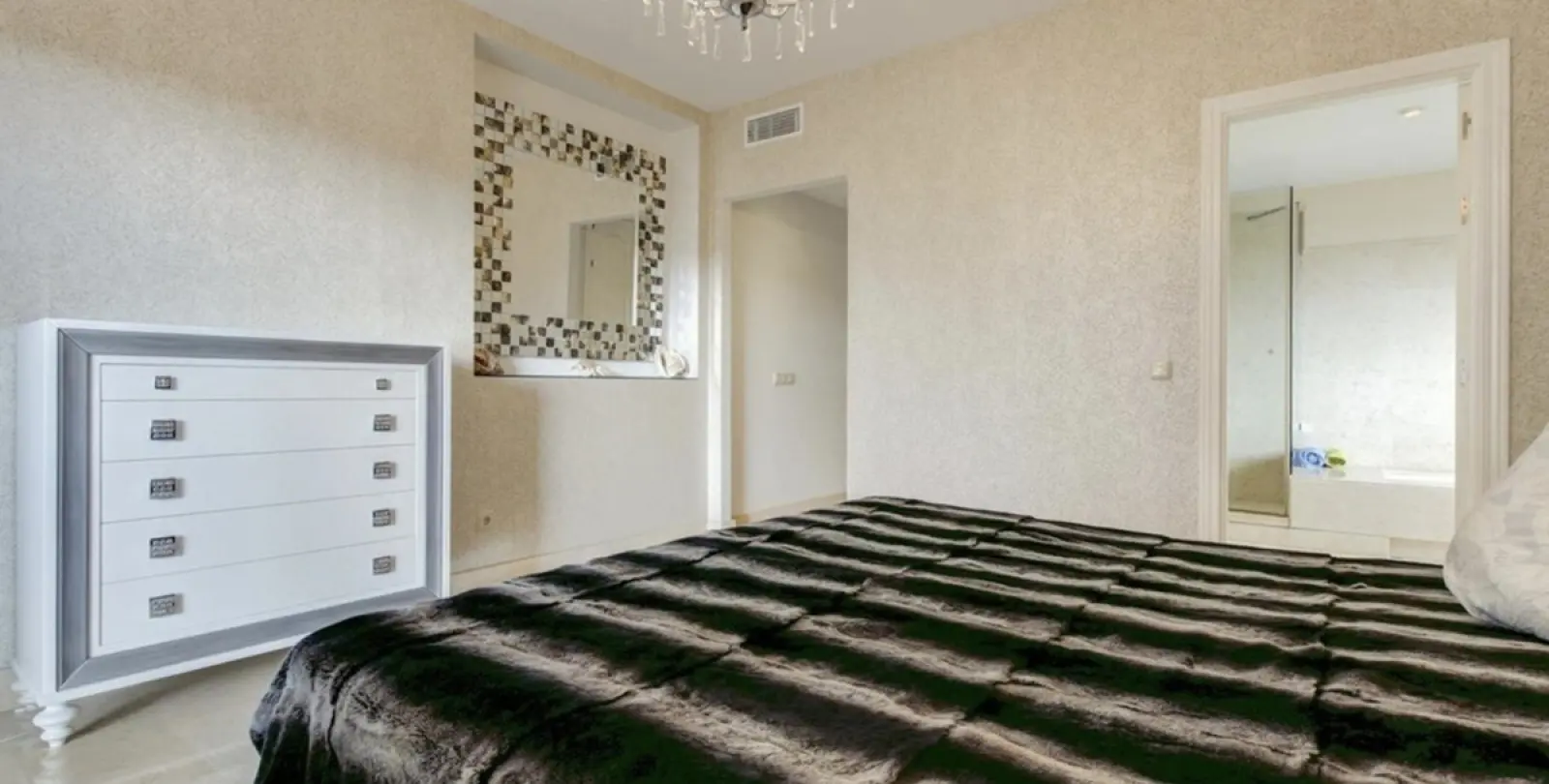 Alquiler a largo plazo de apartamento en planta media en Benahavís 17