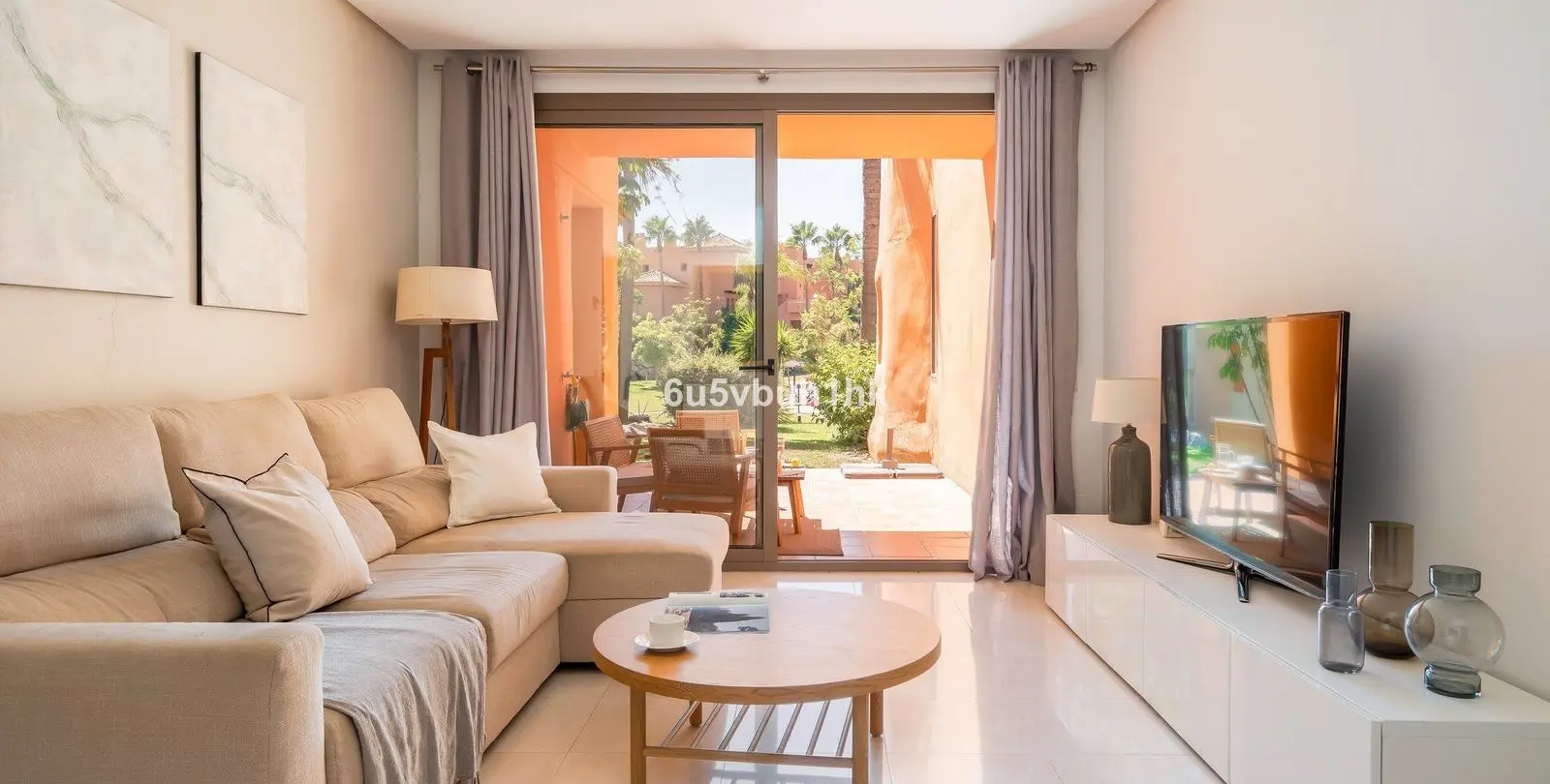 Venta de apartamento en planta baja en Estepona 2