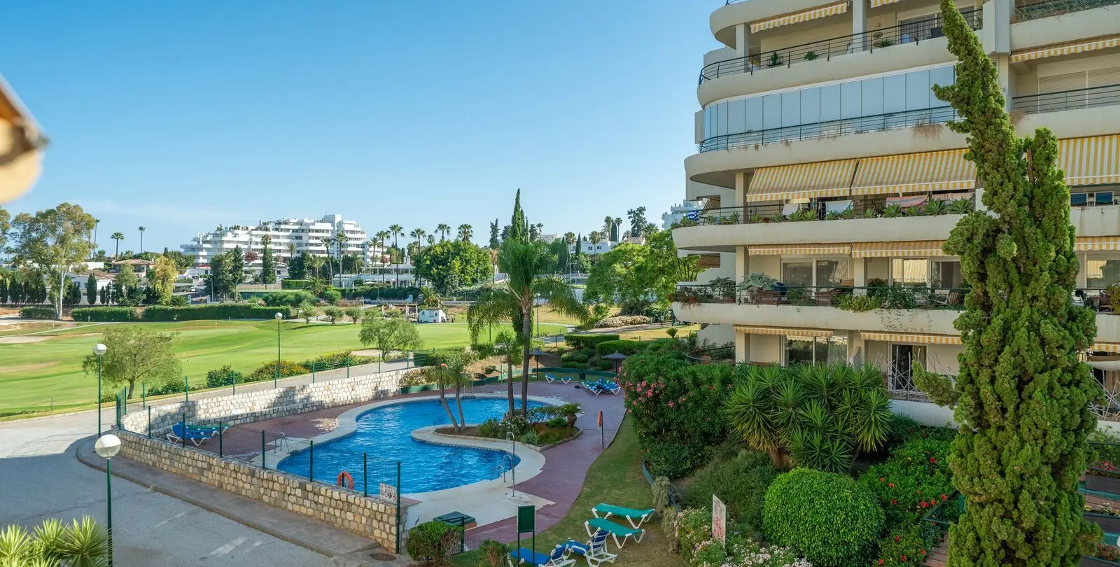 Venta de apartamento en planta media en Marbella 1
