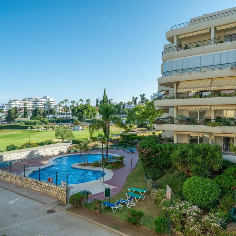 Venta de apartamento en planta media en Marbella