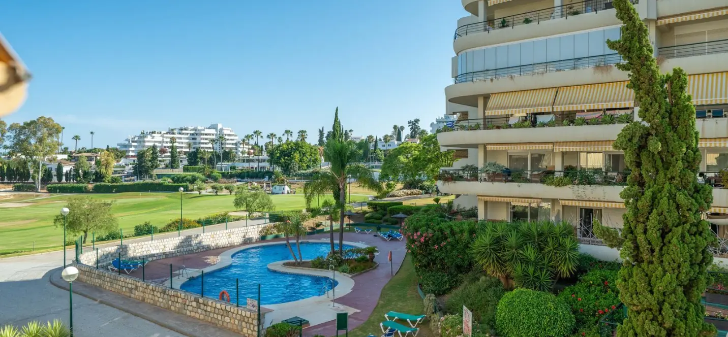 Venta de apartamento en planta media en Marbella 0