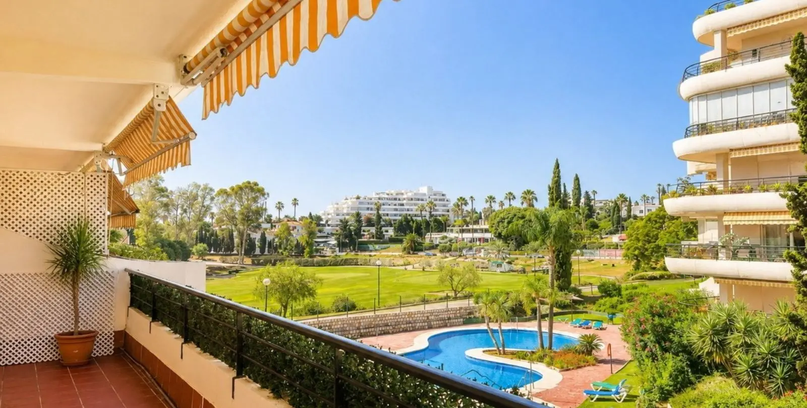 Venta de apartamento en planta media en Marbella 2