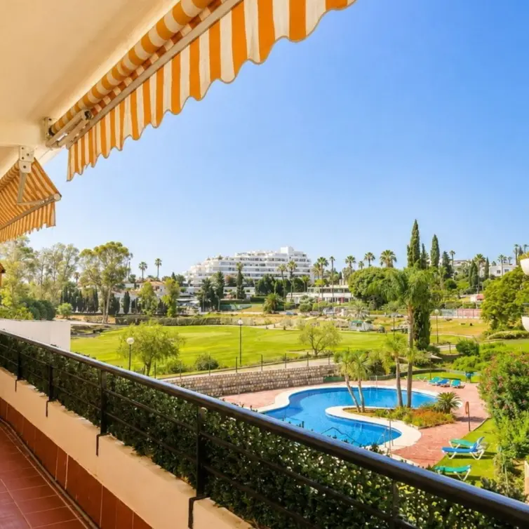 Venta de apartamento en planta media en Marbella