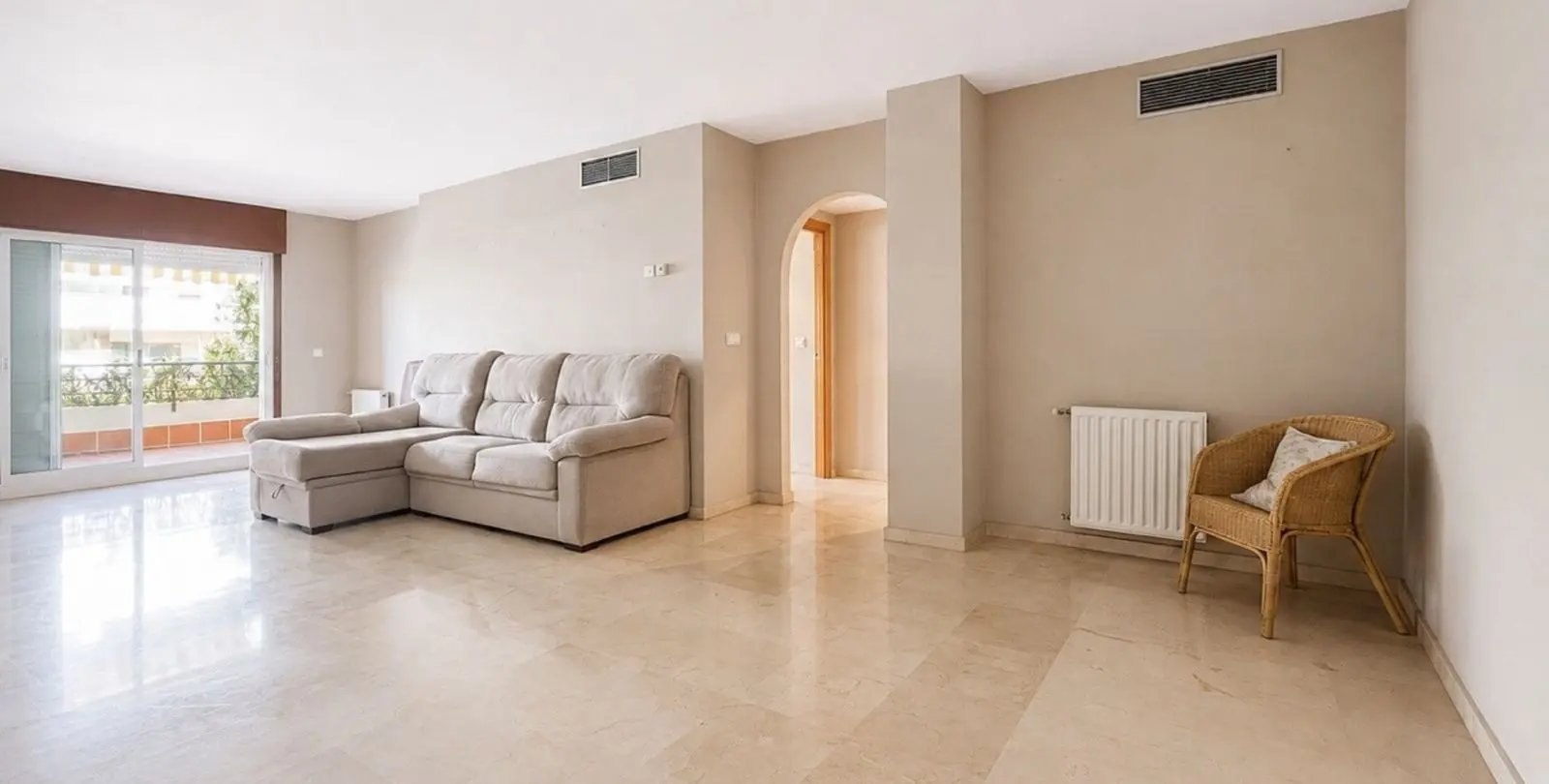 Venta de apartamento en planta media en Marbella 3