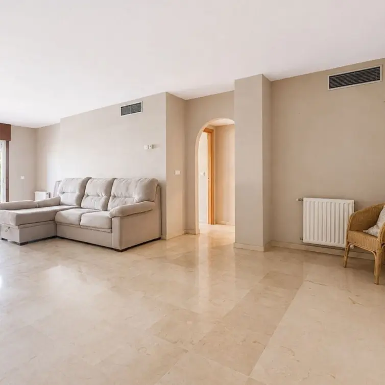 Venta de apartamento en planta media en Marbella