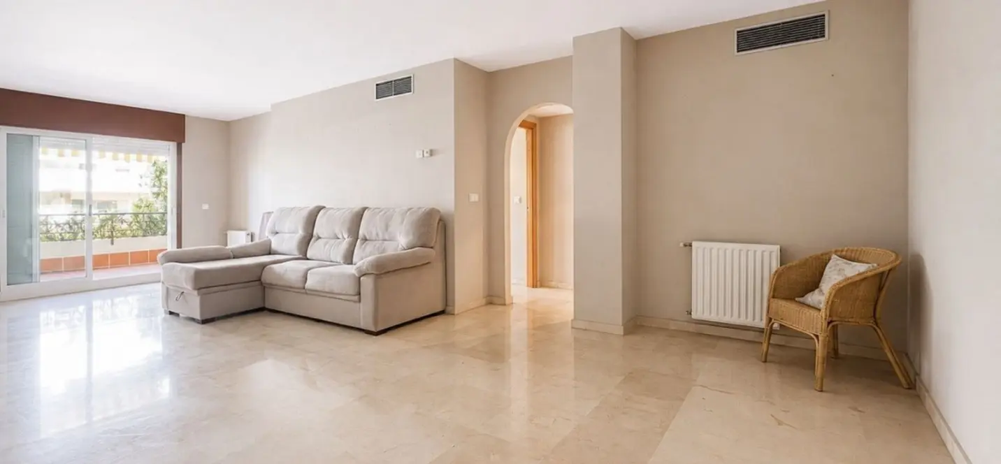Venta de apartamento en planta media en Marbella 2