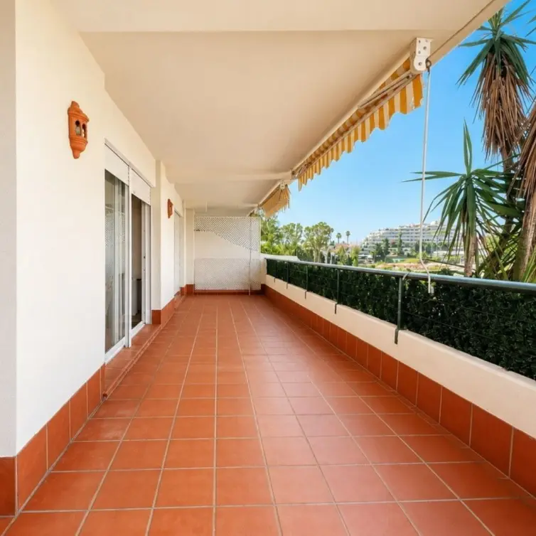 Venta de apartamento en planta media en Marbella