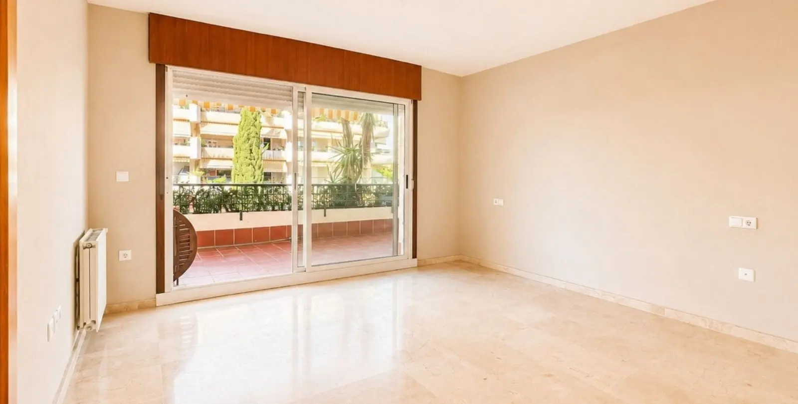 Venta de apartamento en planta media en Marbella 11