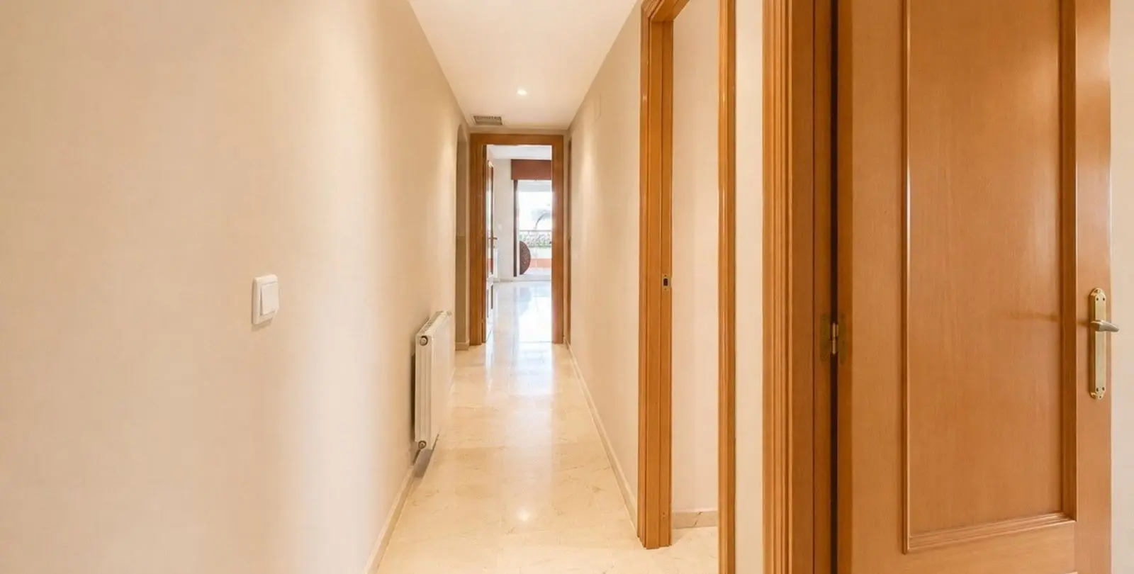 Venta de apartamento en planta media en Marbella 19