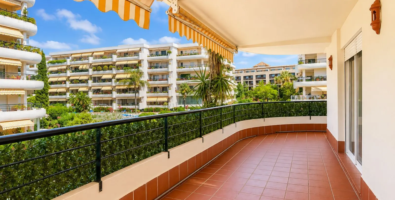 Venta de apartamento en planta media en Marbella 22