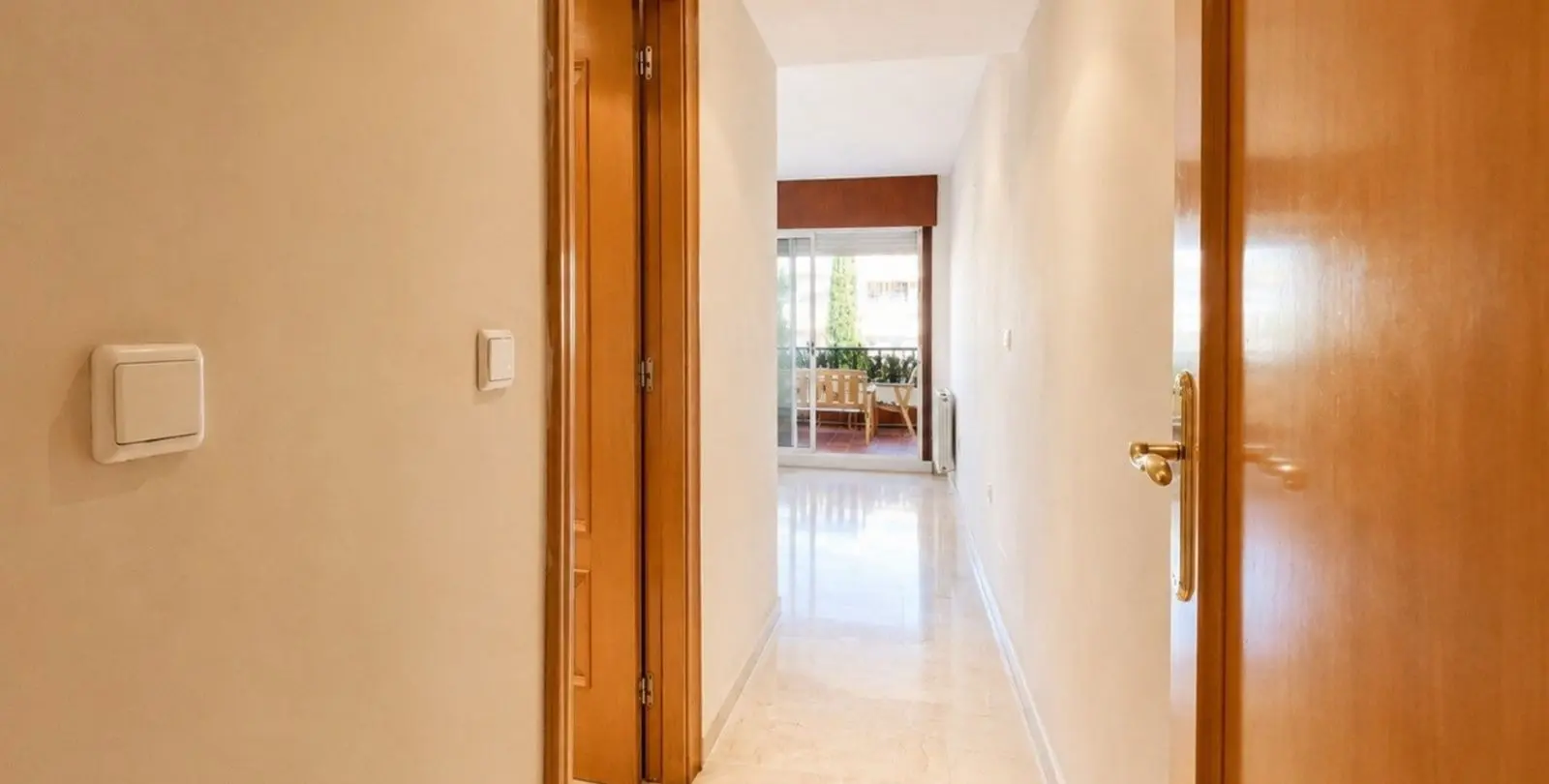 Venta de apartamento en planta media en Marbella 24