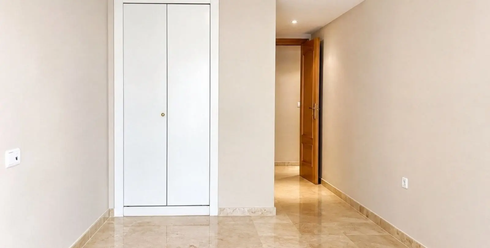 Venta de apartamento en planta media en Marbella 28