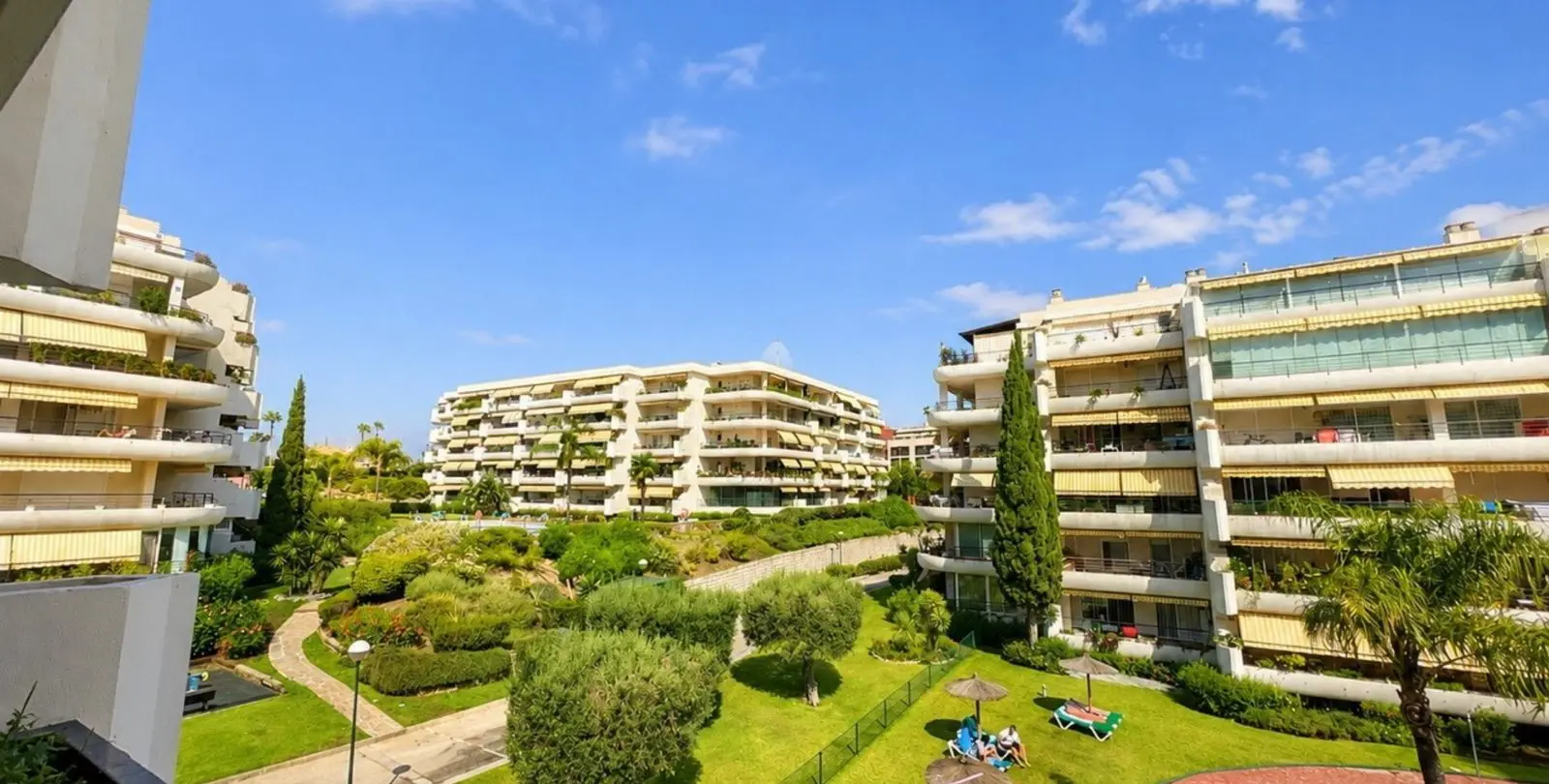 Venta de apartamento en planta media en Marbella 33