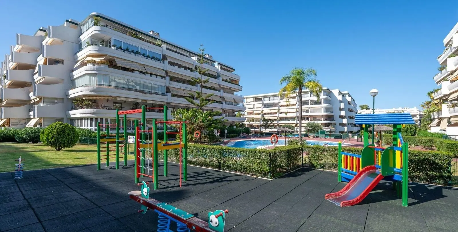 Venta de apartamento en planta media en Marbella 34