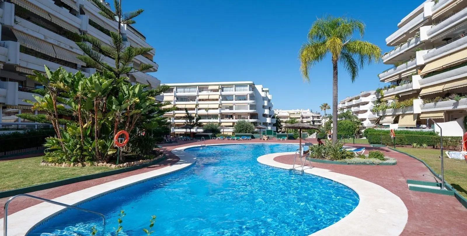 Venta de apartamento en planta media en Marbella 39