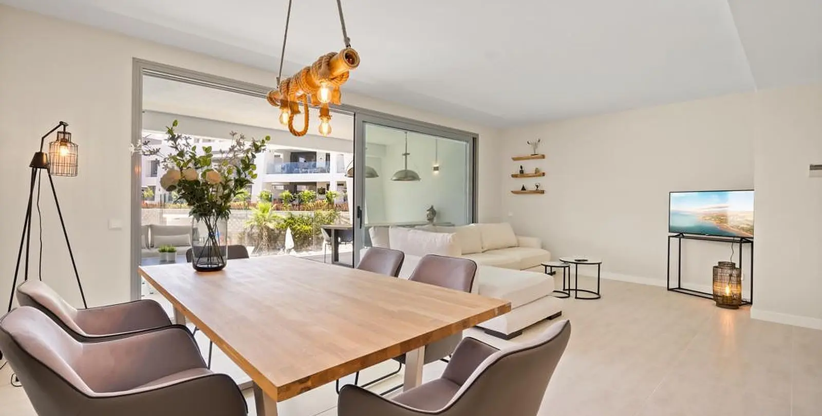 Sale of middle floor apartment in Selwo 4