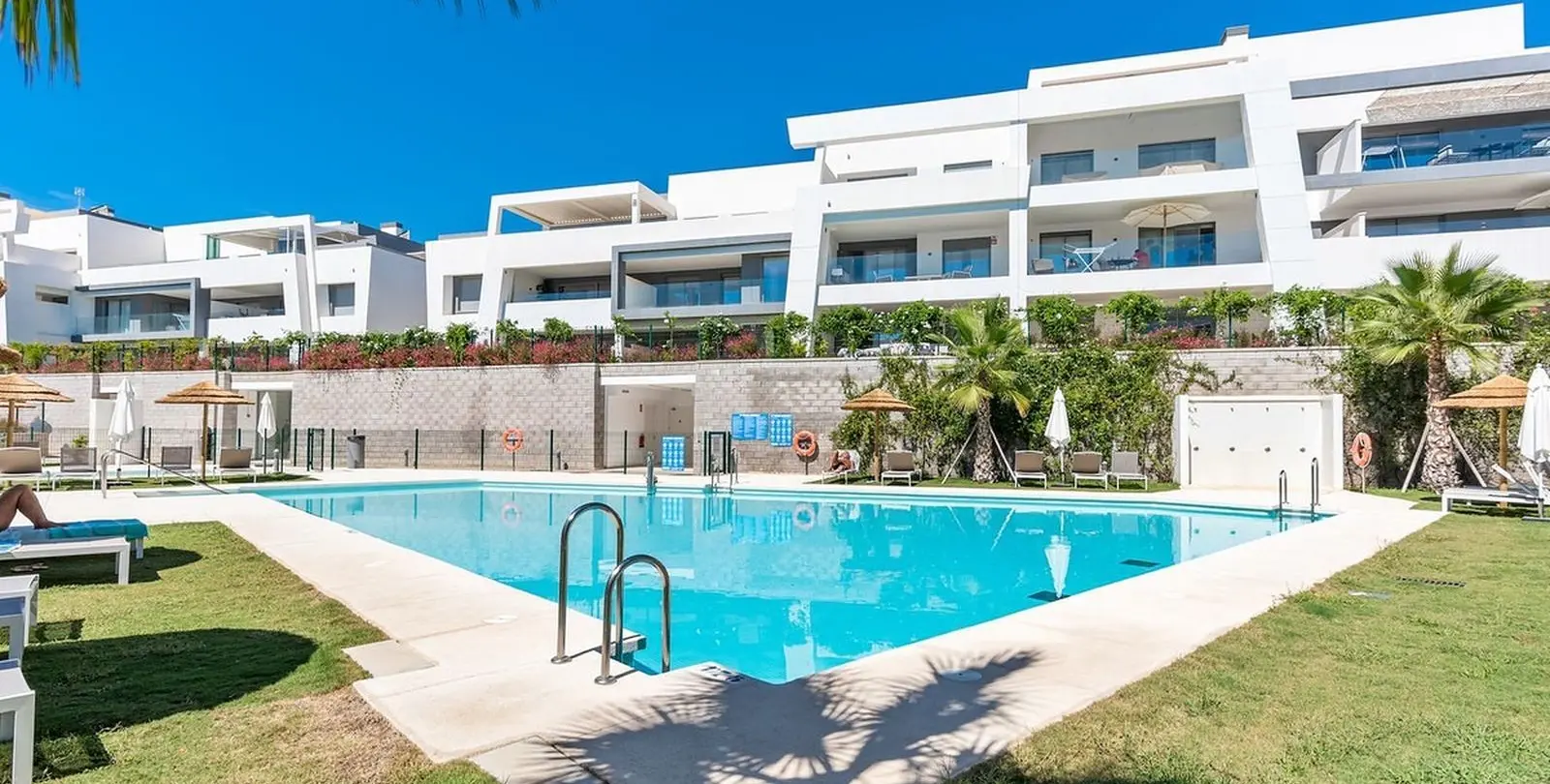 Sale of middle floor apartment in Selwo 8