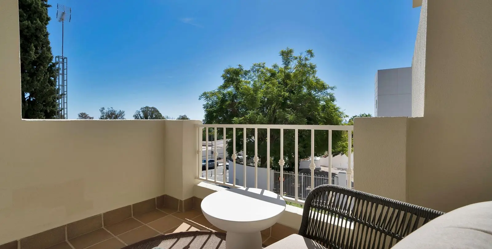 Venta de apartamento en planta media en Marbella 17