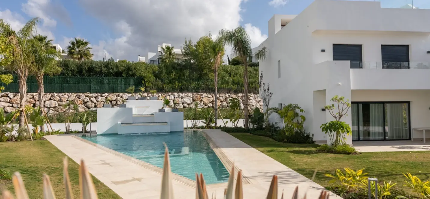 Long-term rent of townhouse in Nueva Andalucía 1