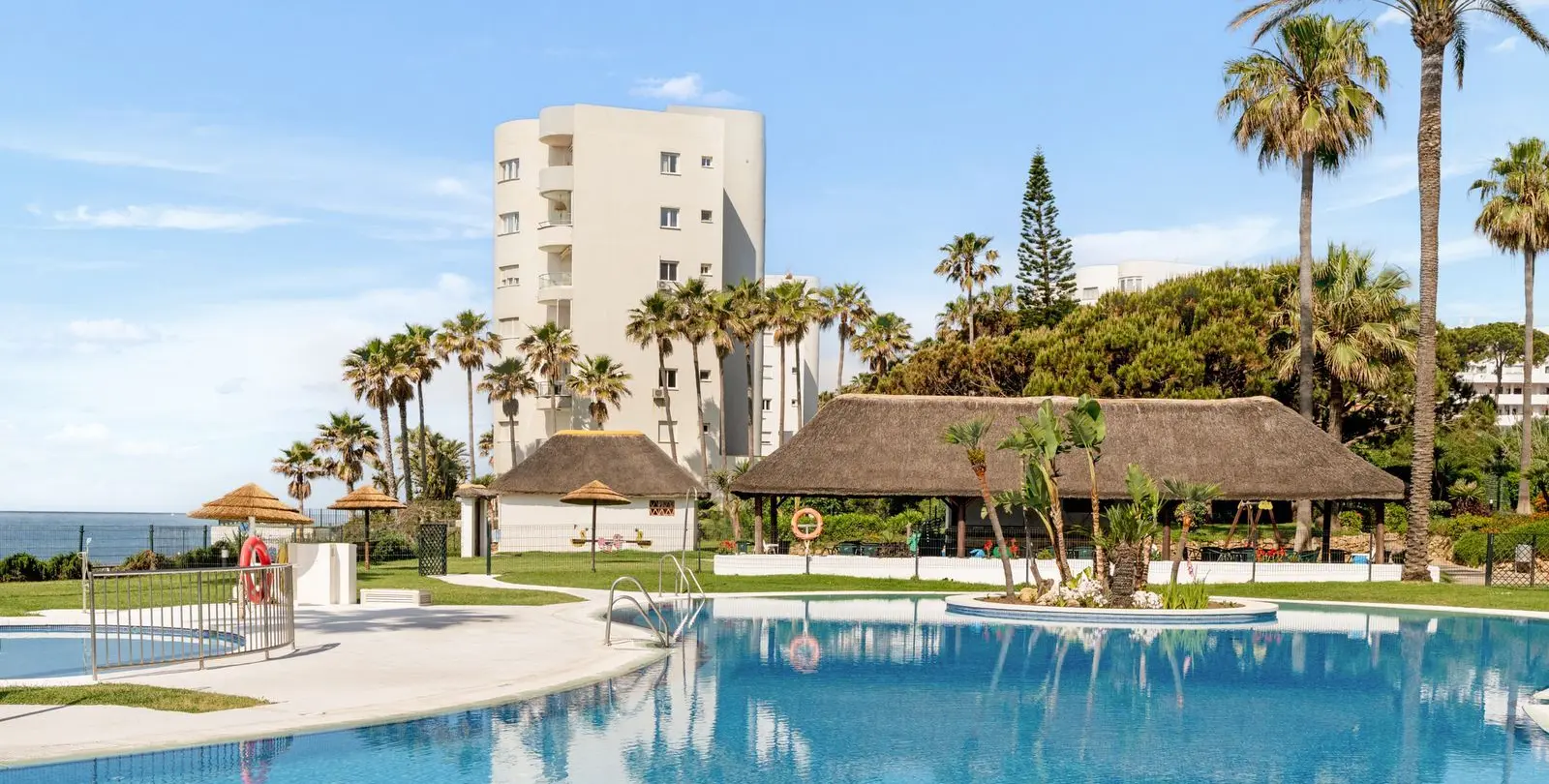 Venta de apartamento en planta media en Calahonda 1