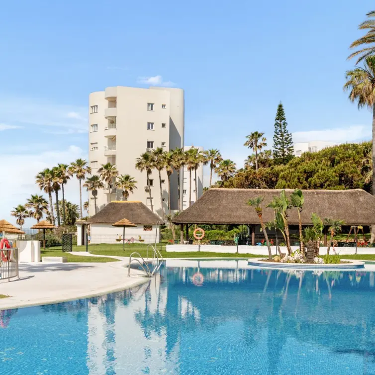 Venta de apartamento en planta media en Calahonda