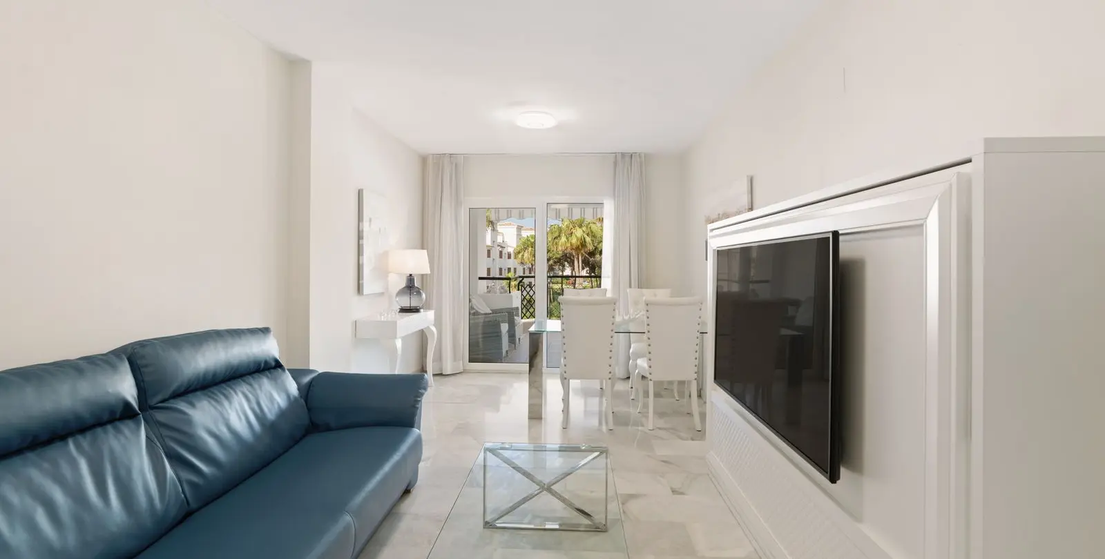 Venta de apartamento en planta media en Calahonda 2