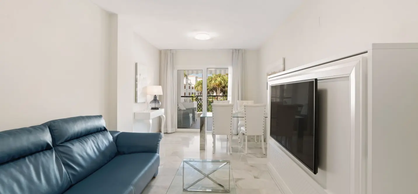 Venta de apartamento en planta media en Calahonda 1