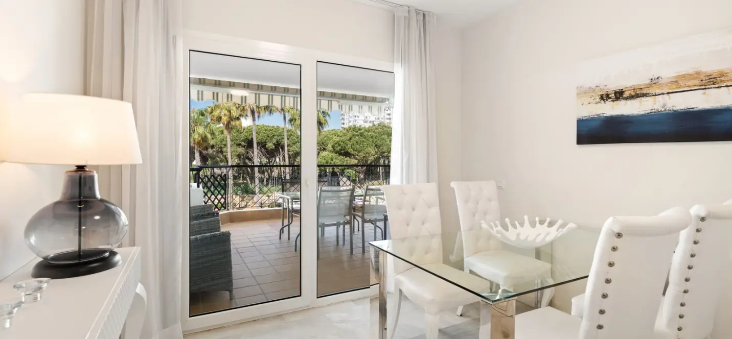 Venta de apartamento en planta media en Calahonda 3