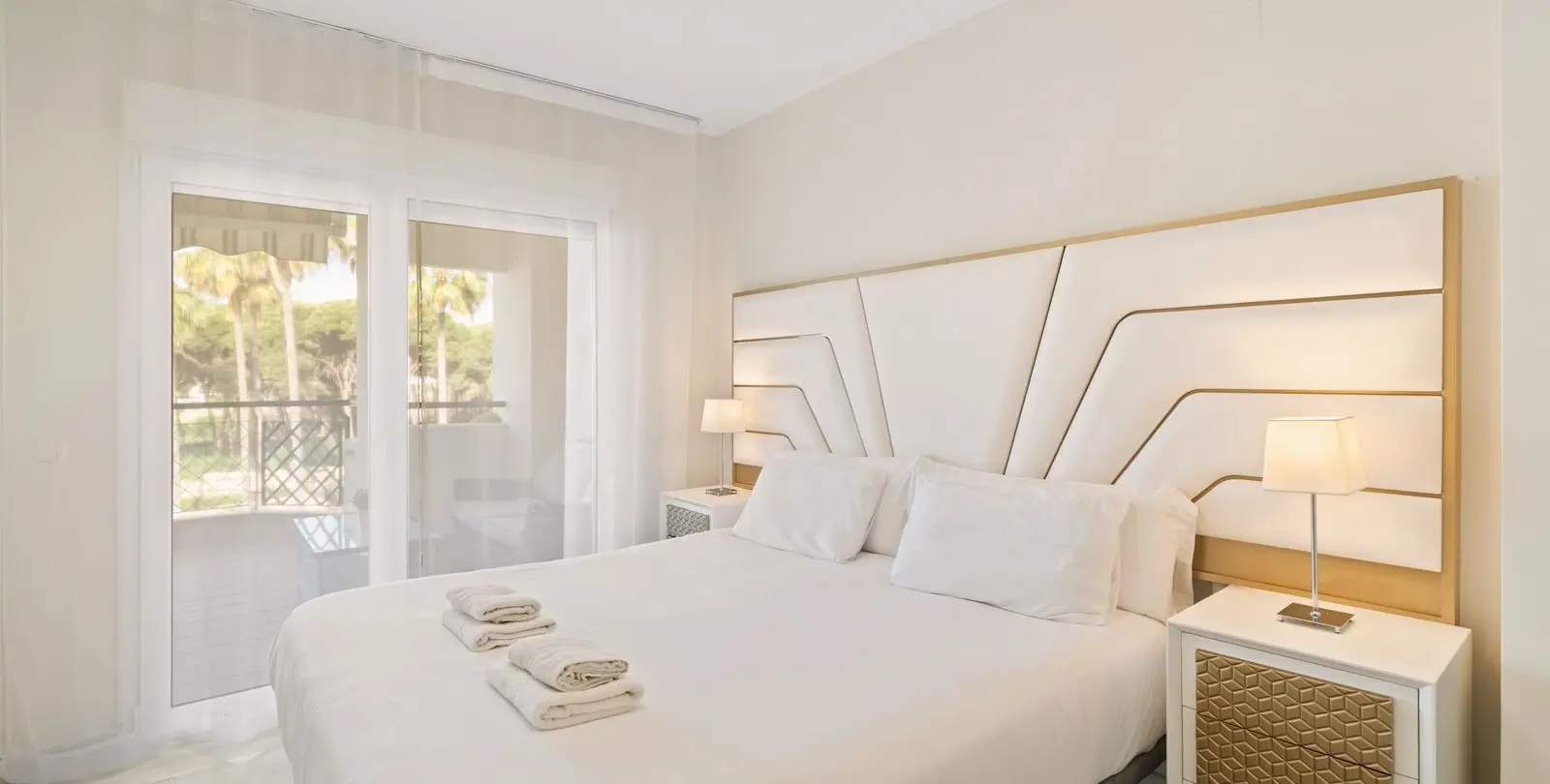 Venta de apartamento en planta media en Calahonda 8