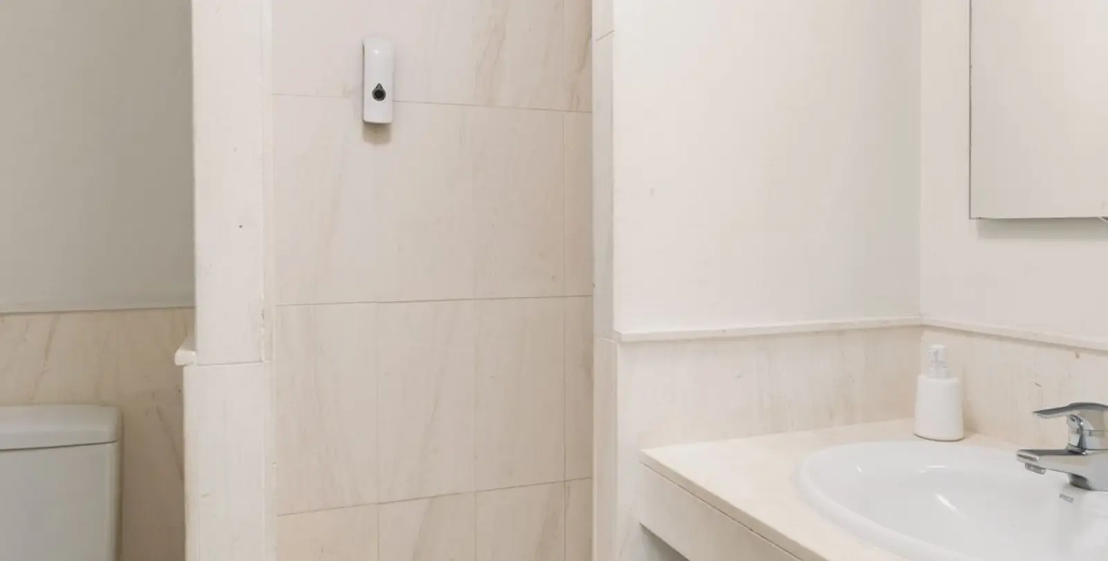 Venta de apartamento en planta media en Calahonda 12
