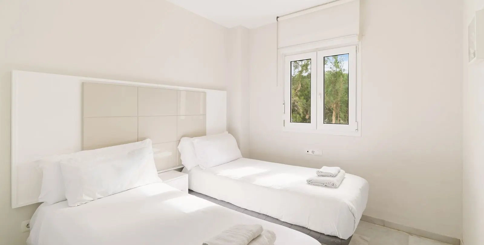 Venta de apartamento en planta media en Calahonda 13