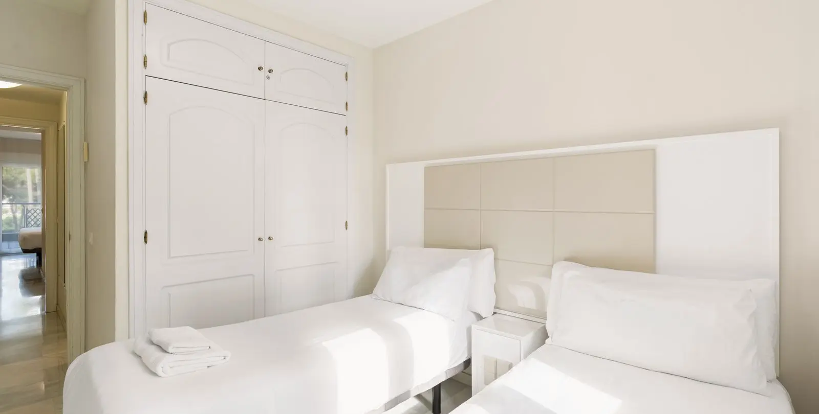 Venta de apartamento en planta media en Calahonda 15