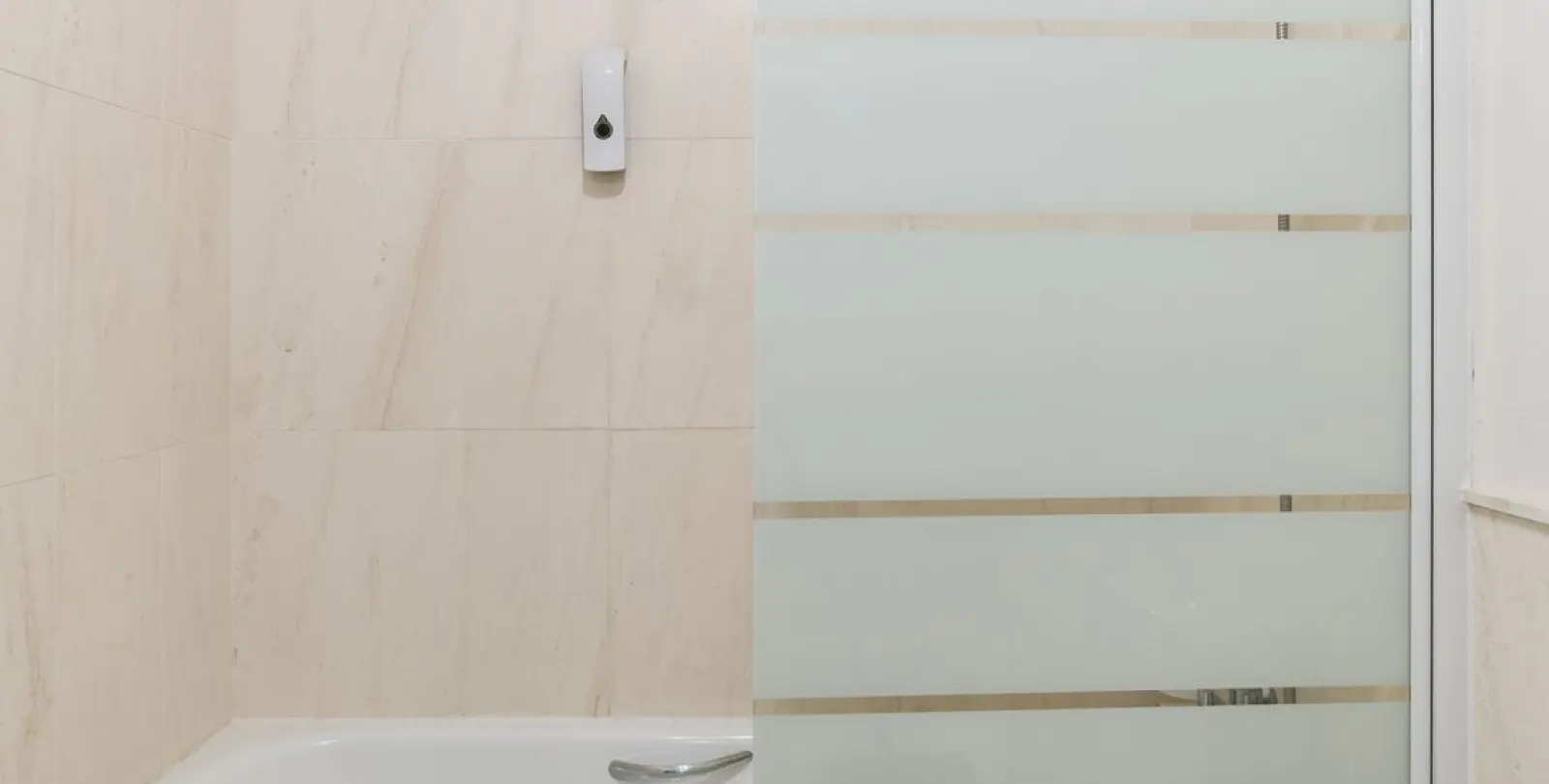 Venta de apartamento en planta media en Calahonda 16