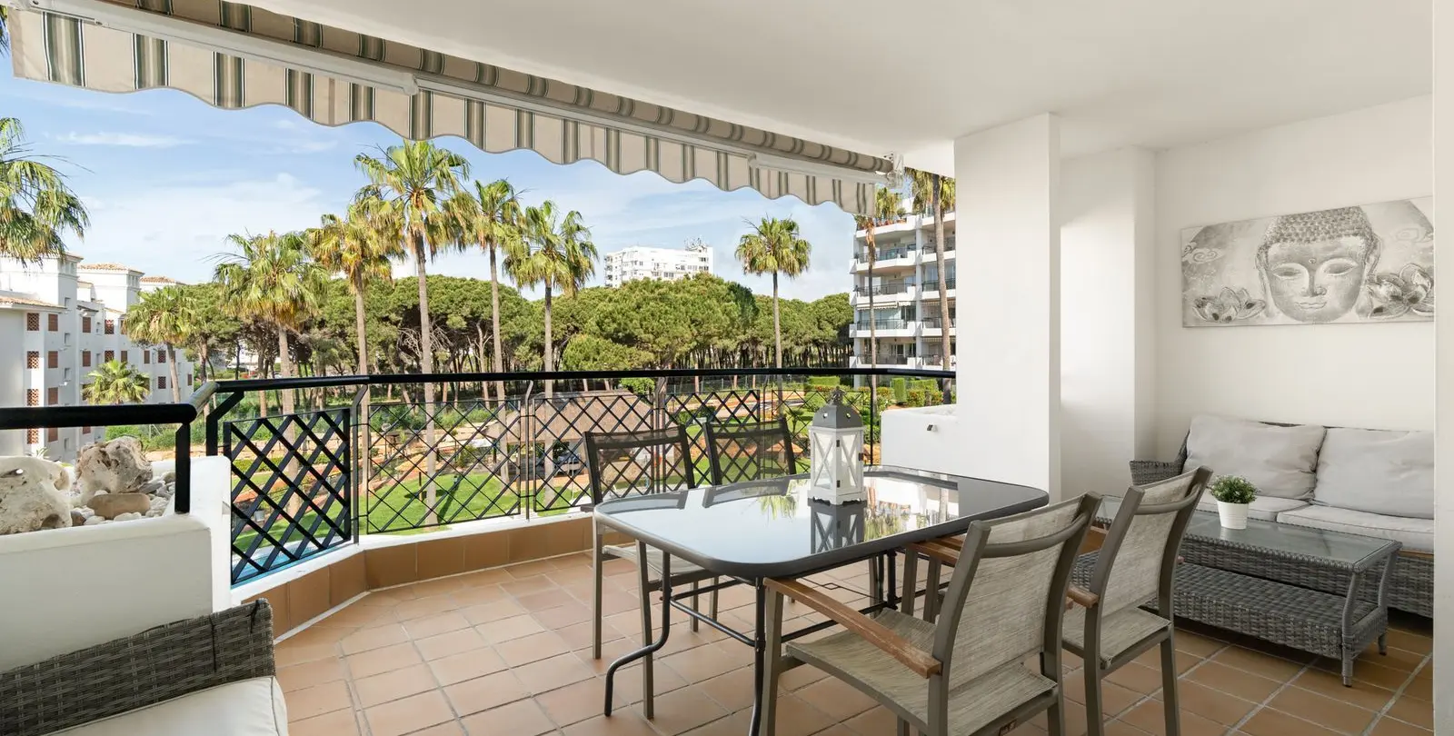 Venta de apartamento en planta media en Calahonda 17